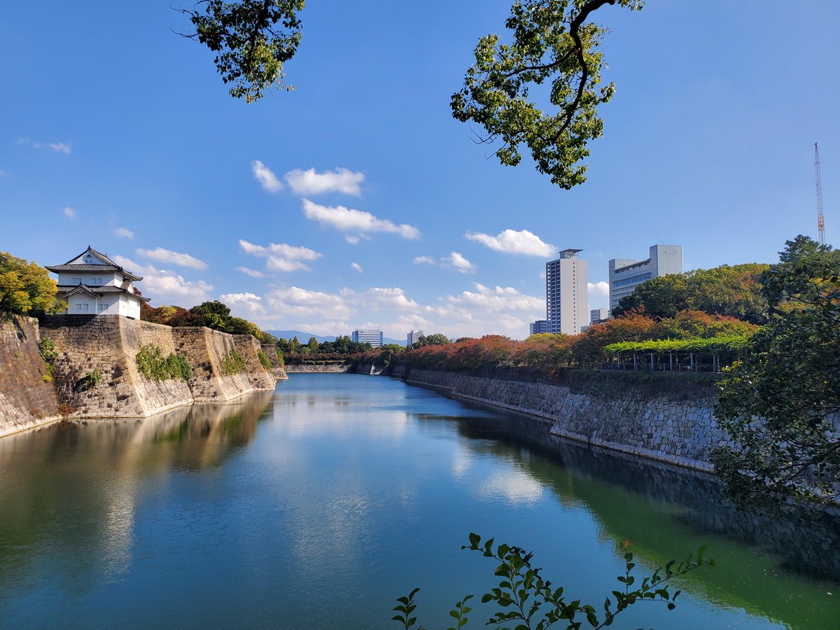 (episode156) Autumun Osaka-jyo castle and arround

The colorful leaves season in Japan.
Yellow and red leaves are so good.
Japan has a very beautiful harmony of sky, nature, and man- made objects.
#Osaka #history #KATARIBEHARMONY #autumn #Osakajyo #sky