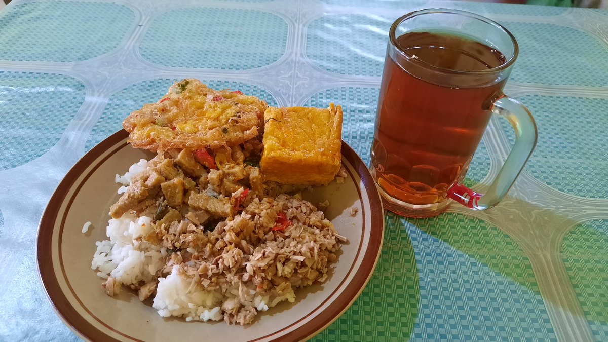 Nasi Megono makanan khas org Pekalongan, sdh 2 hari ini saya selalu sarapan di warung ini, tempatnya di depan RS Danubroto Banyumanik Semarang.

Setelah sekian lama pengin megono, serasa rindu pulkam terobati.