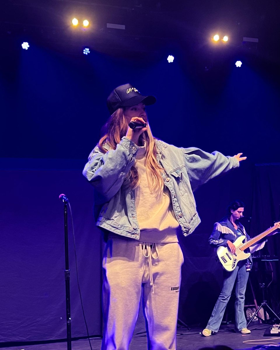 bbay06's tweet photo. Back home in Nashville after @findingfletcher Chicago show last night and this gem is the icing on the cake to such a fun couple days!! Cari it was soo great seeing you again! 🤍 https://t.co/YPJRSow0y3
