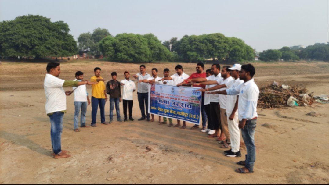 brijesh259's tweet photo. Nehru Yuva Kendra Ghazipur organized Cleanliness Drive at Sikandarpur Ghat on the occasion of #GangaUtsav under #NamamiGange Program @cleanganganmcg @narendramodi @arunednyks @PIBWater @manojsinha_ @AdminGhazipur @gssjodhpur @aajtak @UNV_India @ShombiSharp @PibLucknow https://t.co/Piq7Y5e2aC