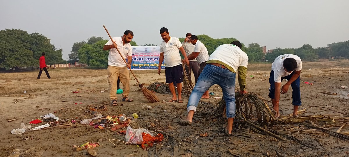 brijesh259's tweet photo. Nehru Yuva Kendra Ghazipur organized Cleanliness Drive at Sikandarpur Ghat on the occasion of #GangaUtsav under #NamamiGange Program @cleanganganmcg @narendramodi @arunednyks @PIBWater @manojsinha_ @AdminGhazipur @gssjodhpur @aajtak @UNV_India @ShombiSharp @PibLucknow https://t.co/Piq7Y5e2aC