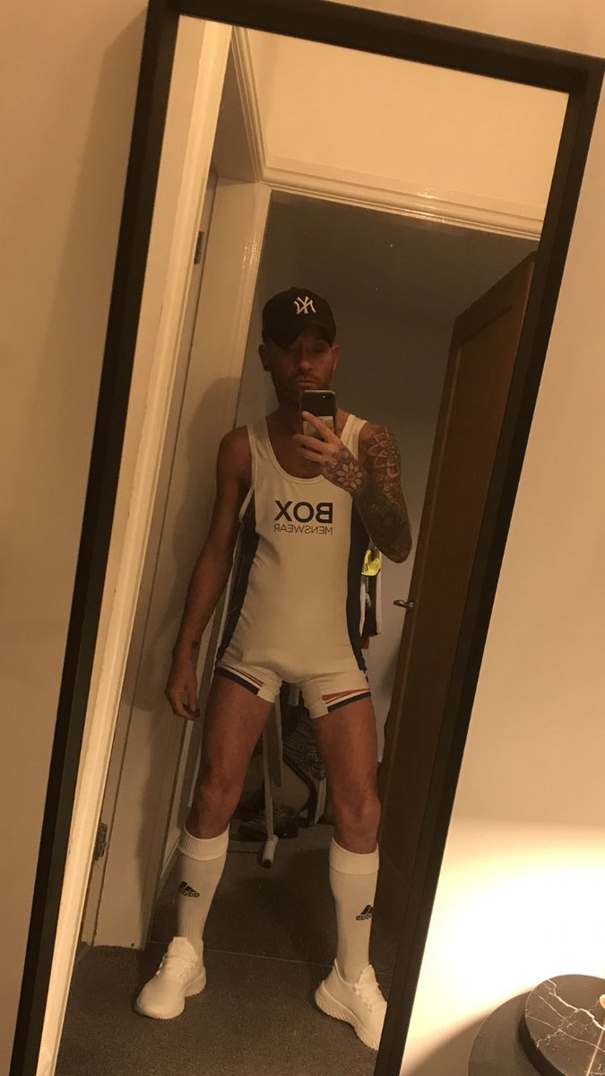 jackwsm29's tweet photo. RT if you can spot the obvious 😈 https://t.co/qUbuRzRqxc