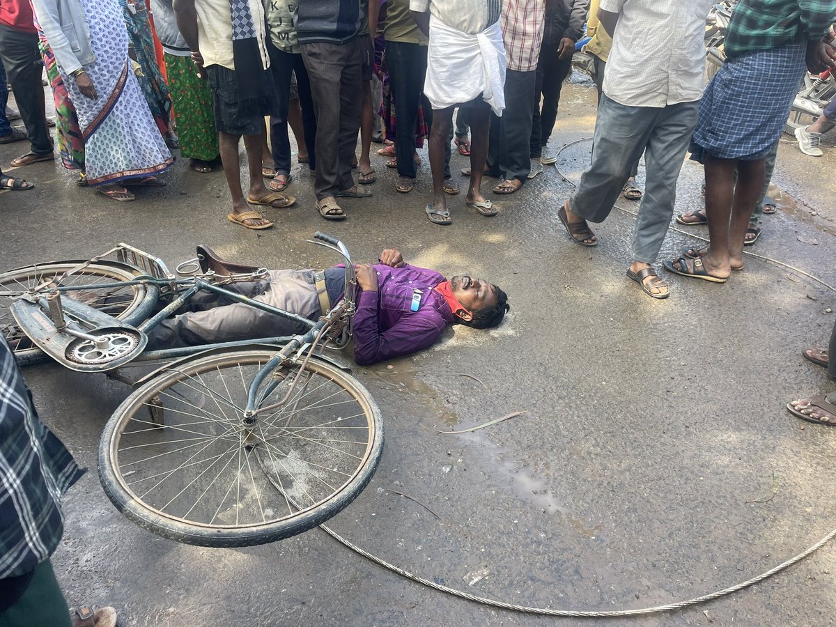 lohithflora's tweet photo. #BESCOM people took breath of a person Mahesh @ #Dommasandra (Sante). Irresponsible @NammaBESCOM @mdbescom 
Incident happened in early morning 7am but til nw AE or AEE hasn’t visited place @BescomTa @BescomHelpline @onlineBESCOM @karkalasunil @CMofKarnataka 
Eg #irresponsible https://t.co/qcRL5VqbZn