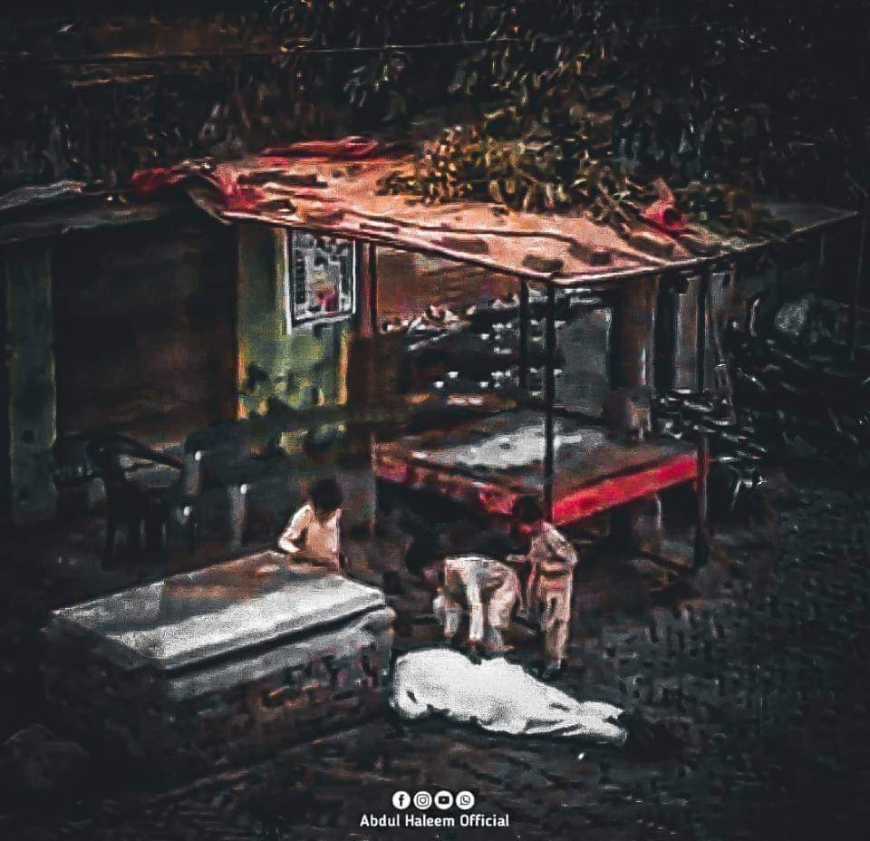 A heart-touching picture which is a lesson for the poor people in yesterday's situation. don't ruin your children and family for others.
#توجہ_کا_بھوکا_کپتان