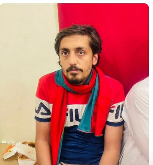 Cheeks_Abbasi's tweet photo. بیانیہ کی اس جنگ میں دلیل کو بھول جانا یہ ثابت کرتا ہے کہ ڈاکٹر کس قدر مظبوط اور باشعور طبقہ کس قدر کمزور اعصاب کا مالک ہے۔اس کہانی کے کسی بھی پہلو پے بات کرنا اس وقت مناسب نہیں سمجھتا کیونکہ کہانی کا حقیقی پہلو کسی کو نہیں پتہ اور ہماری باشعور عوام کو ایسا لگتا ہے جو لکھ یا بول https://t.co/sKz2JPxou3