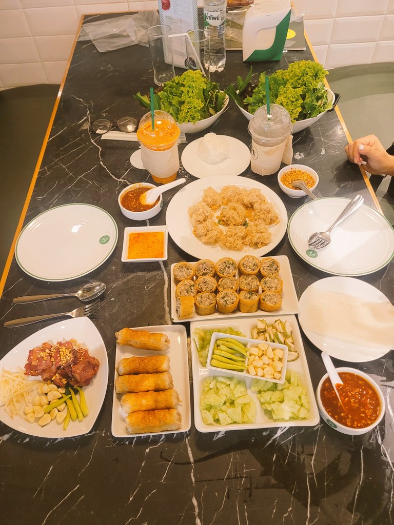 Lunch is served 😋 alot of food for 2 😁