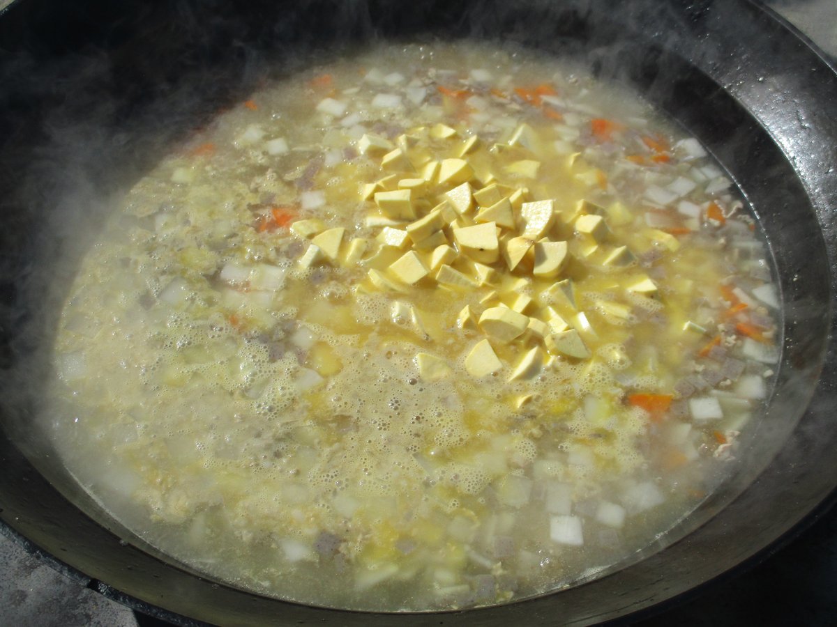 m_kitamachi's tweet photo. 今日は芋汁の日でした。大鍋で具材を炒め、出汁で煮込み、お芋をたっぷり入れたら、お味噌を入れて完成です。久しぶりに4歳児クラスと５歳児クラスは園庭で給食を食べました。出来立てのほくほく、あまーい芋汁は大人気で、大鍋もあっという間に空っぽになりました♪ https://t.co/z7d1p83aSt
