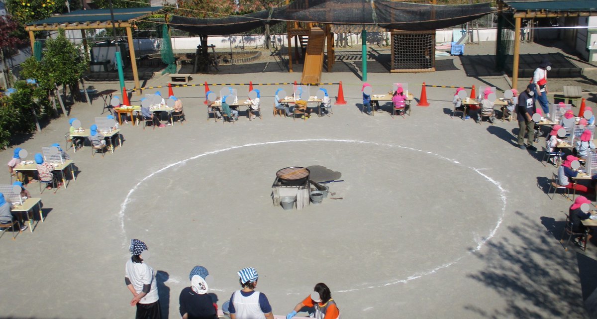 m_kitamachi's tweet photo. 今日は芋汁の日でした。大鍋で具材を炒め、出汁で煮込み、お芋をたっぷり入れたら、お味噌を入れて完成です。久しぶりに4歳児クラスと５歳児クラスは園庭で給食を食べました。出来立てのほくほく、あまーい芋汁は大人気で、大鍋もあっという間に空っぽになりました♪ https://t.co/z7d1p83aSt