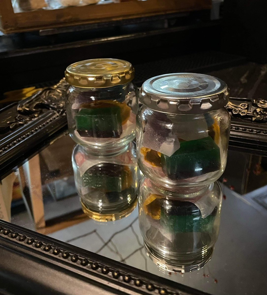 OKAYAMAMAGIC's tweet photo. 【#商店街の魔法展 活動報告⑤】
~食べる事の出来る宝石糖屋~

会場の受付ではとても美しいお菓子「琥珀糖」を販売。

瓶に詰められた琥珀糖はまさに宝石のようにキラキラしており。

購入された方の多くはその場で写真を撮っていました♪ https://t.co/kZXrtKdQTP