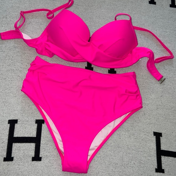 DarlingCharlee's tweet photo. So good I had to share! Check out all the items I'm loving on @Poshmarkapp from @LuckyLucy48 #poshmark #fashion #style #shopmycloset #sears #billini: https://t.co/dyFuNen6zt https://t.co/UqSNk4C4Ua