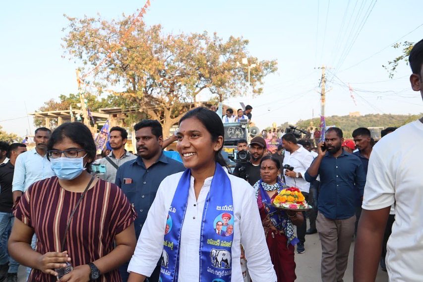 UshaDasari3's tweet photo. This Munugode journey made a chapter in my life, proud to be a Bahujan and carry this Bahujan movement 🐘✊ 
#Bahujan #PROUD https://t.co/KlGfZHVzox