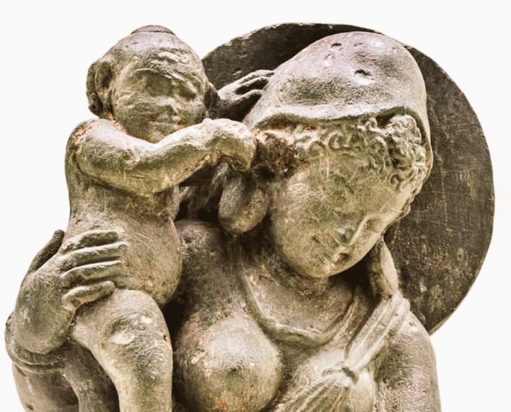 “Motherhood: all love begins and ends there.” ~ Robert Browning The child is trying to pull the garland from her mother's head. The mother is trying to ward it off by moving her head aside. Such a beautiful moment captured by an unknown Gupta era artist. #GuptaArt @LACMA, USA