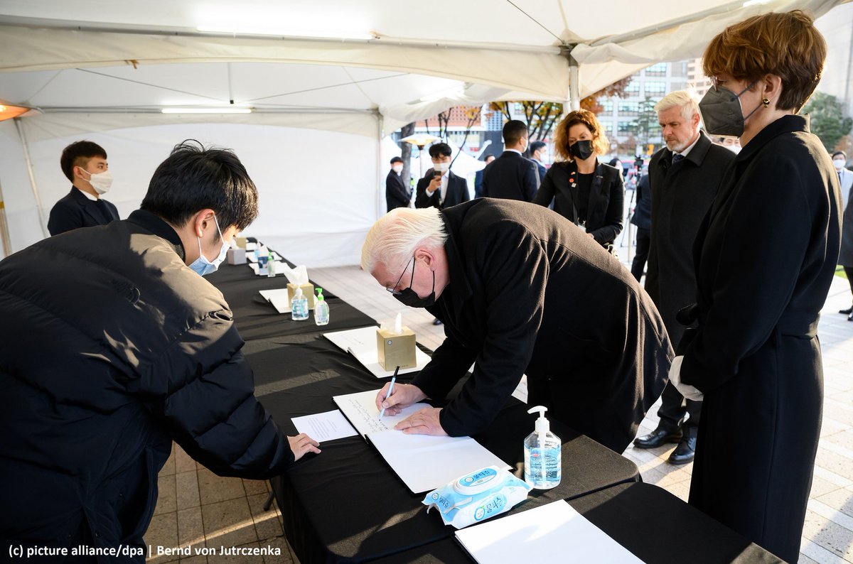 GermanyinKorea's tweet photo. (1/2) Nach ihrer gestrigen Ankunft in Seoul besuchten Bundespräsident Frank-Walter Steinmeier und Frau Elke Büdenbender heute Morgen als erstes das Viertel Itaewon, um den Opfern der Massenpanik zu gedenken. https://t.co/asG3wfrKwo