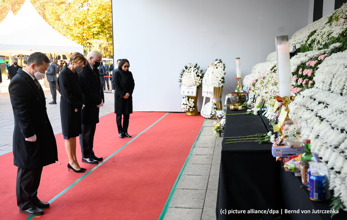 GermanyinKorea's tweet photo. (1/2) Nach ihrer gestrigen Ankunft in Seoul besuchten Bundespräsident Frank-Walter Steinmeier und Frau Elke Büdenbender heute Morgen als erstes das Viertel Itaewon, um den Opfern der Massenpanik zu gedenken. https://t.co/asG3wfrKwo