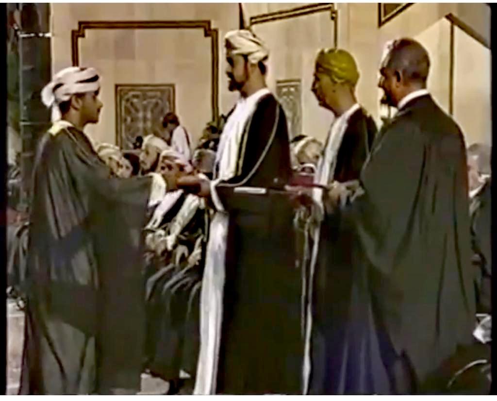صورة افتخر بها عندما تشرفت بالسلام ومصافحة مولاي السلطان هيثم بن طارق ال سعيد في حفل تخرجي من جامعه السلطان قابوس عام ٢٠٠٠م