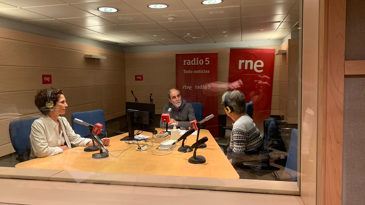 susanarctrancho's tweet photo. GRACIAS #PacoAlcántara por la visita a los estudios de @rne Castilla y León, por la charla sobre #radio 📻 y el proyecto @ondanassau @IESJuanaITorde y la entrevista  junto a #FernandoLedesma @zorrillaradio.

Has creado un espacio para las Radios Escolares #CyL @educacyl 👇 https://t.co/jn2t2oLCIS