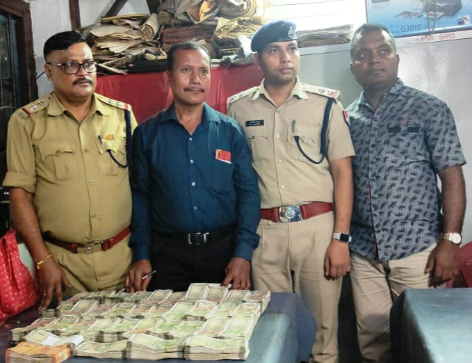 On 03.11.2022 RPF #Lumding_Division team of #Lumding #recovered unaccounted cash of Rs.33,70,000/- at Lumding Rly Station &amp; handed over to OC/GRP/LMG for further legal process. 
<a href="/RPFNFR1/">RPFNFR</a>
<a href="/RailNf/">Northeast Frontier Railway</a>
<a href="/drm_lmg_nfr/">मं.रे.प्र.लामडिंग, पू.सी.रेलवे / DRM LUMDING NFR</a>
<a href="/RailMinIndia/">Ministry of Railways</a>