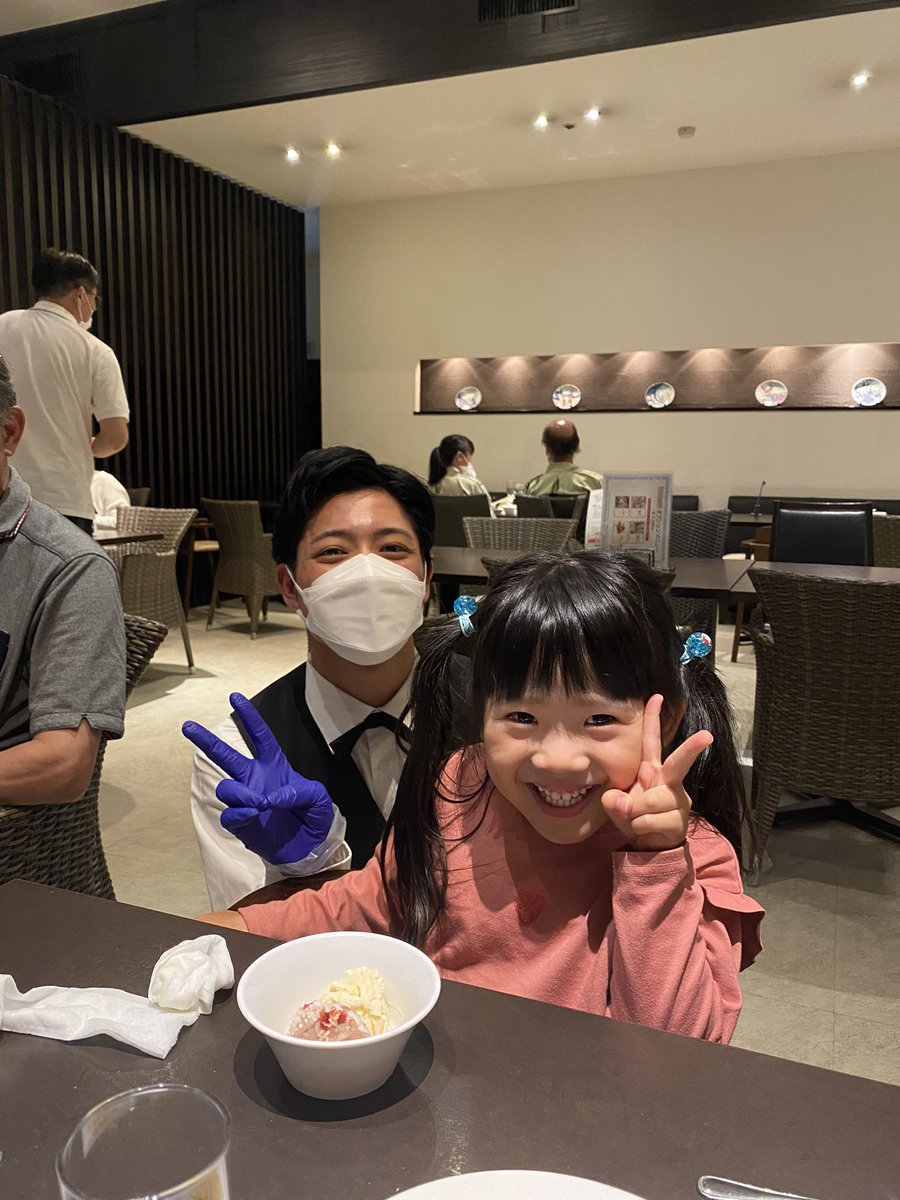 MU__gin's tweet photo. 久しぶりに家族でプチ旅行🚙
ホテルのスタッフ、イケメンすぎて娘惚れて��したww https://t.co/6wJl6YE5gy