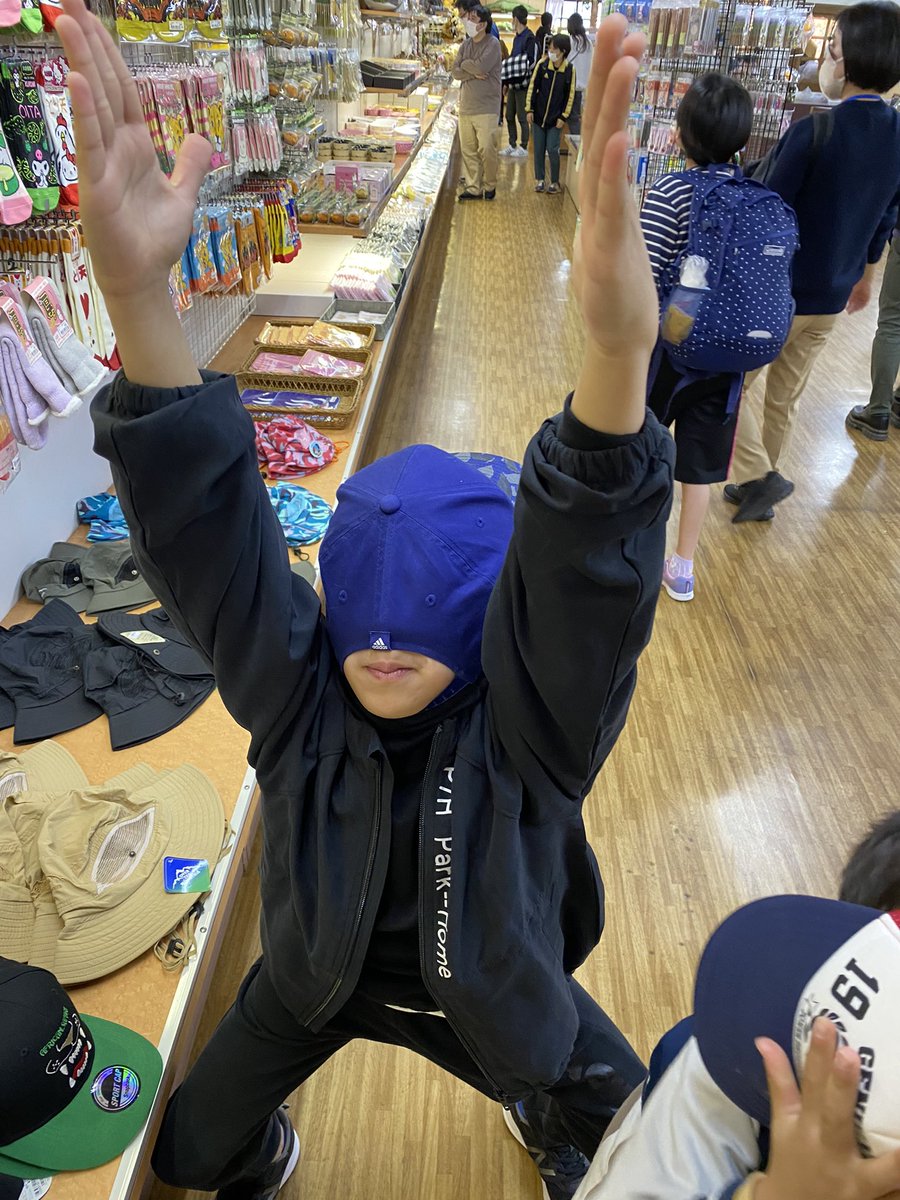 MU__gin's tweet photo. 久しぶりに家族でプチ旅行🚙
ホテルのスタッフ、イケメンすぎて娘惚れて��したww https://t.co/6wJl6YE5gy