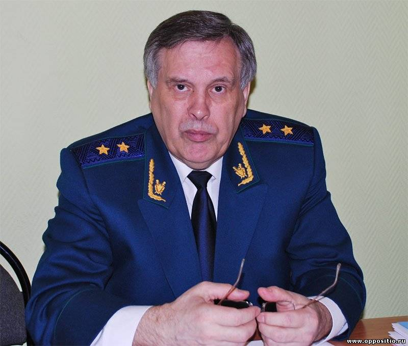 4 ноября 1991г.
Виктор ИЛЮХИН, член Коллегии Прокуратуры СССР, 
подписал постановление о возбуждении уголовного дела в отношении М.С.ГОРБАЧЕВА по 64-й статье УК 
РСФСР (измена Родине) 
за признание независимости прибалтийских республик. 
6 ноября Илюхин был уволен из прокуратуры