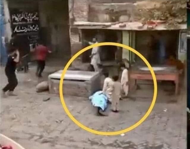 Qurat_Yfsp1's tweet image. Heart wrenching scene ever 😑.
We can't even imagine what these poor souls had to go through after seeing their father shot infront of their eyes. 
Speechless

#AssassinationAttempt 
#reham 
#Waseem_Badami 
#PVL2022 
@TurgayEvren1 @samejo_ISF @1i2Ua @55PR_ @ashoswai @cjwerleman