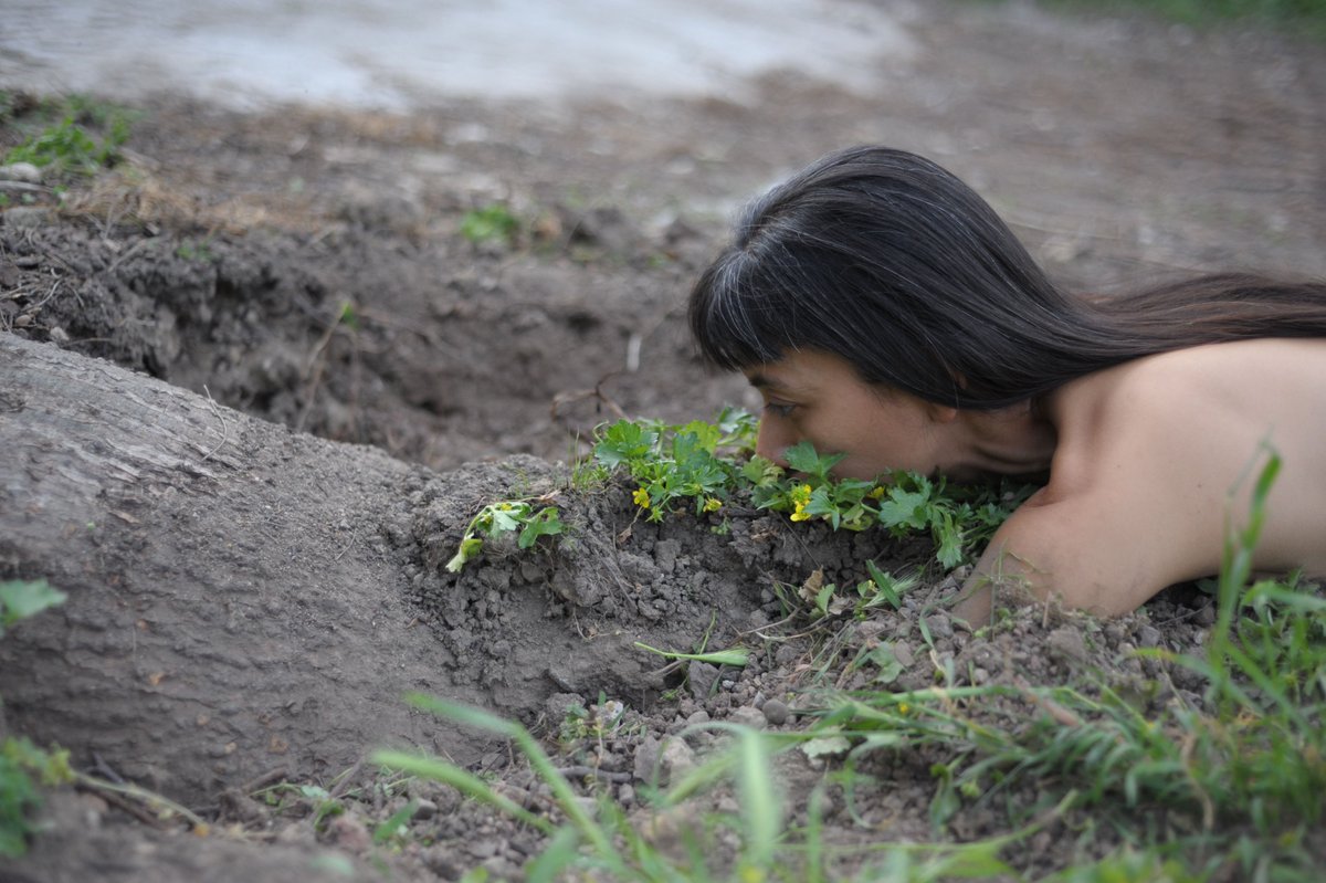 Il <a href="/PAV_turin/">Parco Arte Vivente</a>  presenta la mostra TIERRA dell'artista guatemalteca #ReginaJoséGalindo, che indaga la giustizia sociale e la relazione tra il corpo e l'ambiente. Inaugura venerdì 4 novembre dalle ore con peerformance.
sguardisutorino.blogspot.com/2022/11/il-pav…

#turin #torino #contemporaryart