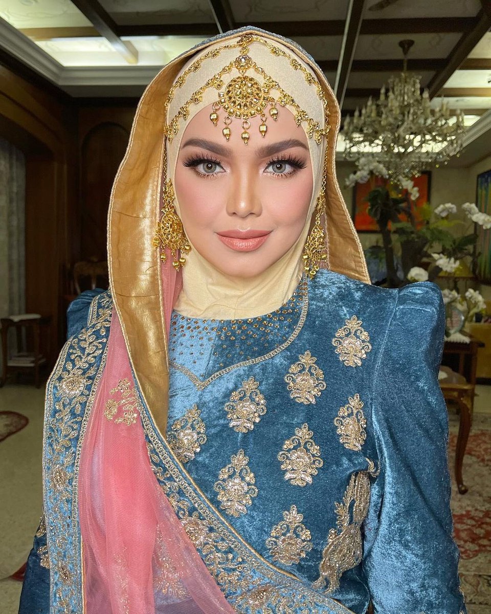 SinaranW's tweet photo. Tokti!! 😍✨
#SinaranWanita #tokti #sitinurhaliza #ctzoners #cr #datositi #malaysia #mua #cantik #pretty https://t.co/rtv52t9w15