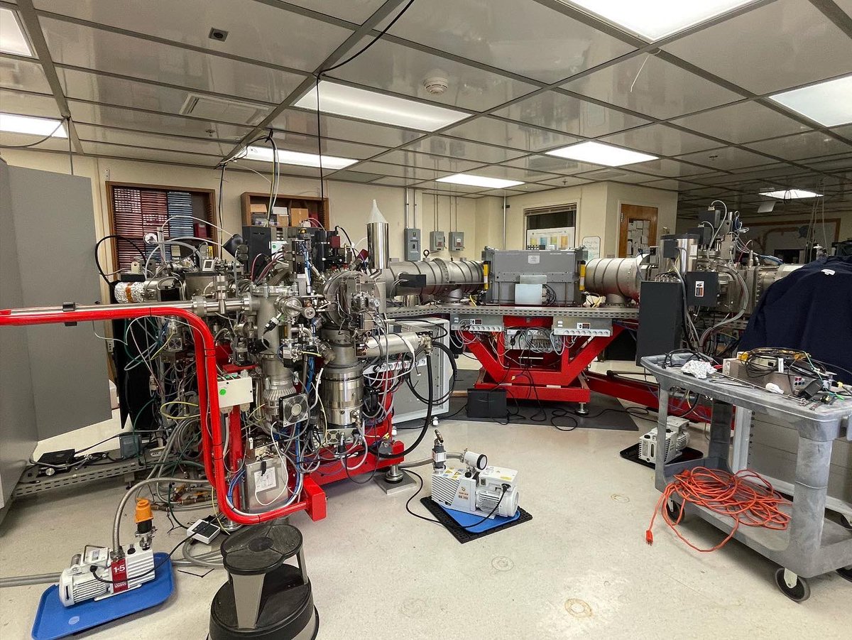 seymour_rocks's tweet photo. Got to see the @ucla #ionprobe lab today before my talk! Many thanks to @BABgeo for the invite and the tour 😍 https://t.co/HHUTjCTn9m