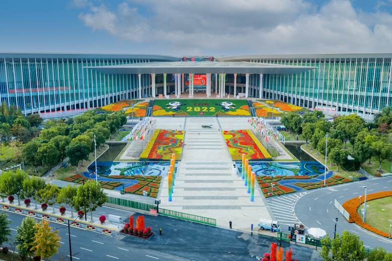 ciieonline's tweet photo. The south square of the National Exhibition and Convention Center (#Shanghai) was recently adorned with various flower decorations and greenery to welcome guests from around the world. #CIIE2022 #ReadyforCIIE https://t.co/B78FhVe8WB https://t.co/QngMmtjYAo
