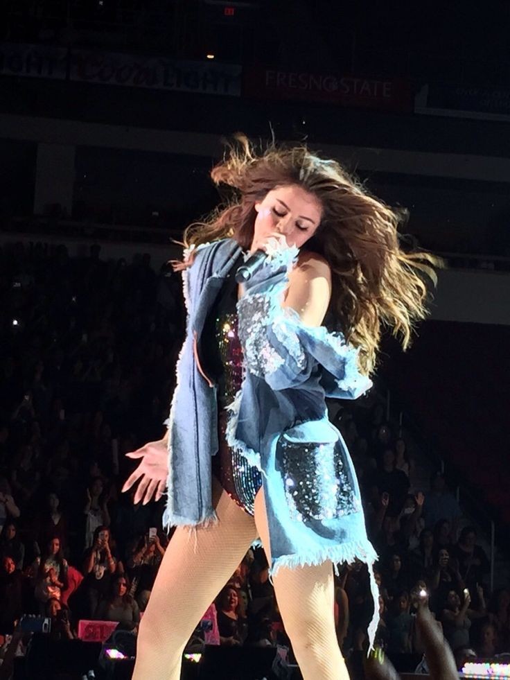 youraregurl's tweet photo. The pictures are from the same day. This girl here gone through so much shit from everyone including her friends, fans but still standing here today as a women with redemption and spreading kindness. I JUST LOVE YOU SELENA GOMEZ. FUCKING LOVE YOU TO THE PIECES. https://t.co/3Pdza0s11C