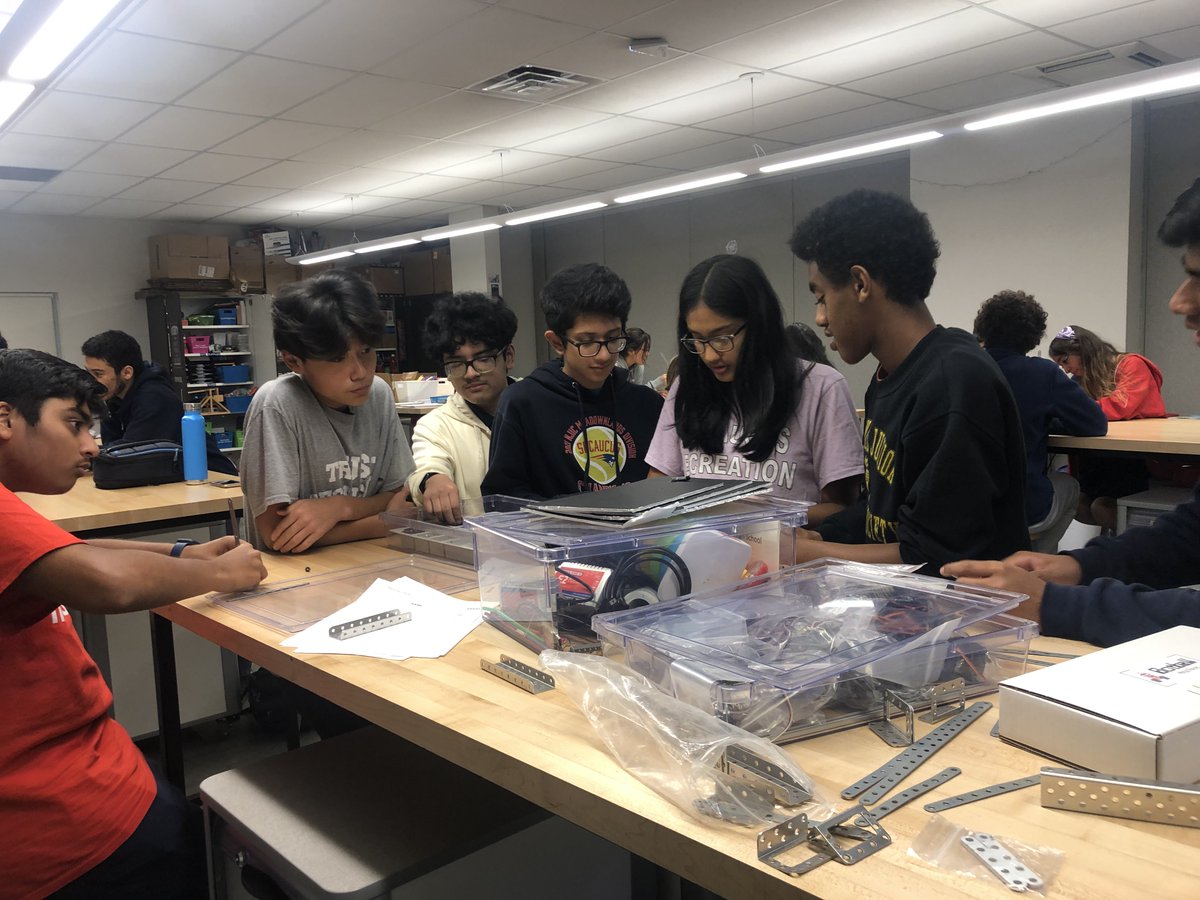 RoboticsSPSD's tweet photo. October 12: Working with the Engineers to build claws while the coding team learns some new skills with Python. @BotballRobotics https://t.co/n86rCnHrFl