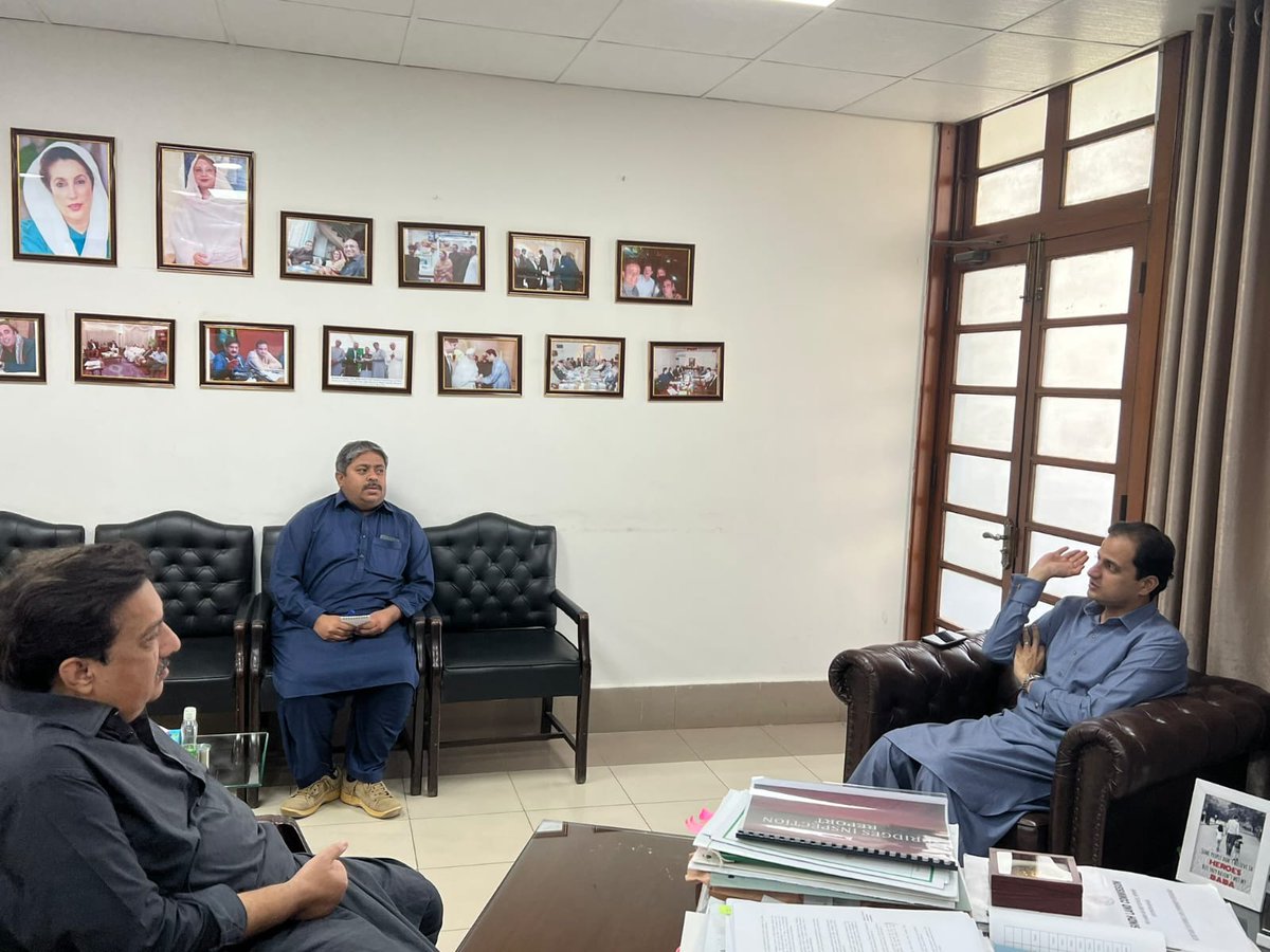Jawadkhan3330's tweet photo. Advisor to CM Sindh for Law and Administrator karachi @murtazawahab1 is meeting with DG Parks KMC and District Forest officer south to initiate the plantation driver in different areas
#PlantTheTree
@ChacharFayaz https://t.co/xADHz3DLl8
