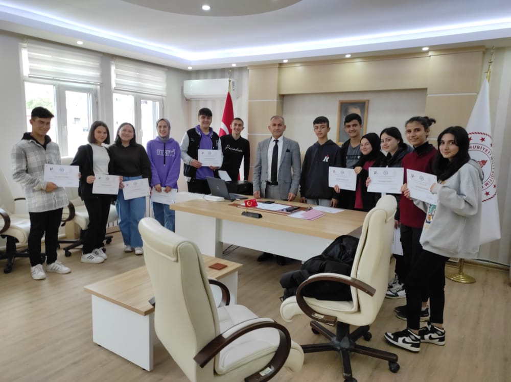 TÜBİTAK 4007 Laleli Bilim Şenliğinde gönüllü olarak görev alan öğrencilerimize İlçe Milli Eğitim Müdürümüz Sn. <a href="/h_gunes52/">Hasan GÜNEŞ</a> tarafından Katılım Belgesi verildi. <a href="/ikizcekaymakmlk/">İkizce Kaymakamlığı</a> <a href="/ikizcemem52/">İKİZCE İLÇE MEM</a>