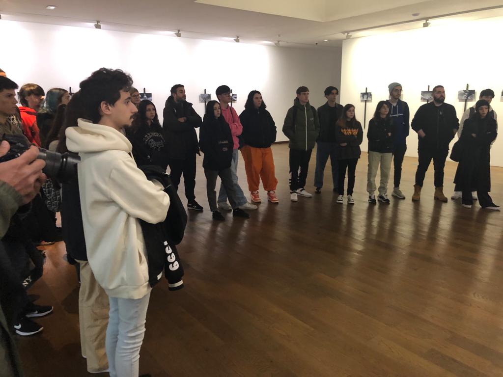 EIS_ImaxeSon's tweet photo. 1° de Produción e 1° de Iluminación, visitando a sexta edición do @ffocofestival que ten a súa sede na @FundLuisSeoane.
#FPGalicia #aEISmóvese #ffoco #fotografía https://t.co/UqES1Pj217
