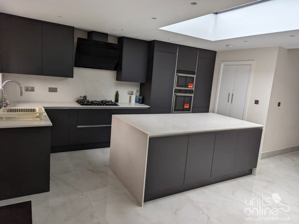 UnitsOnline's tweet image. The Zola matt true handleless kitchen in graphite. This photo is from another very happy Units Online customer. 
See more real kitchens at unitsonline.co.uk

#zola #truehandleless #matt #graphite #unitsonline