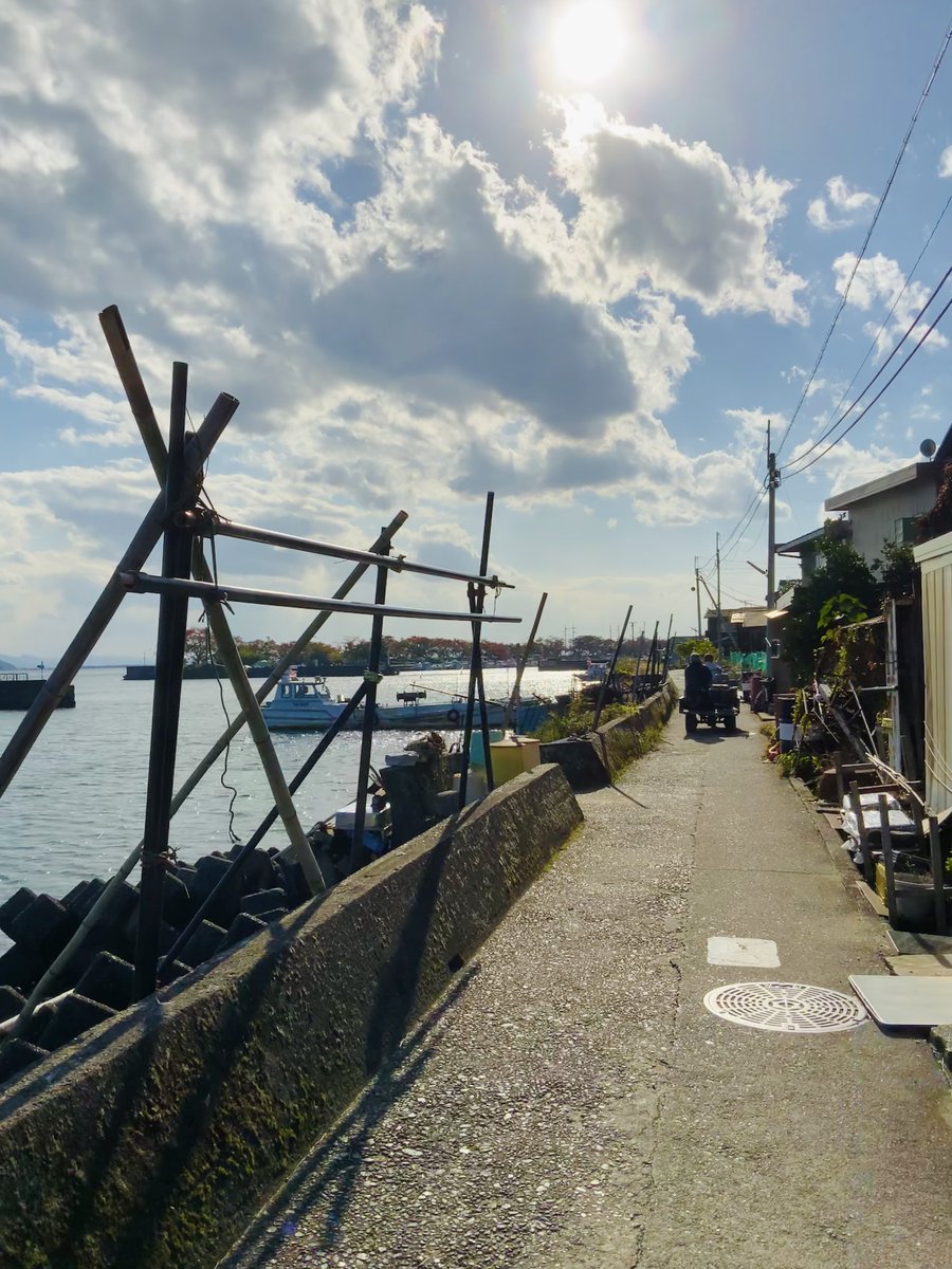 「琵琶湖に浮かぶ離島へ 」|エビコ▲COMITIA/K52bのイラスト