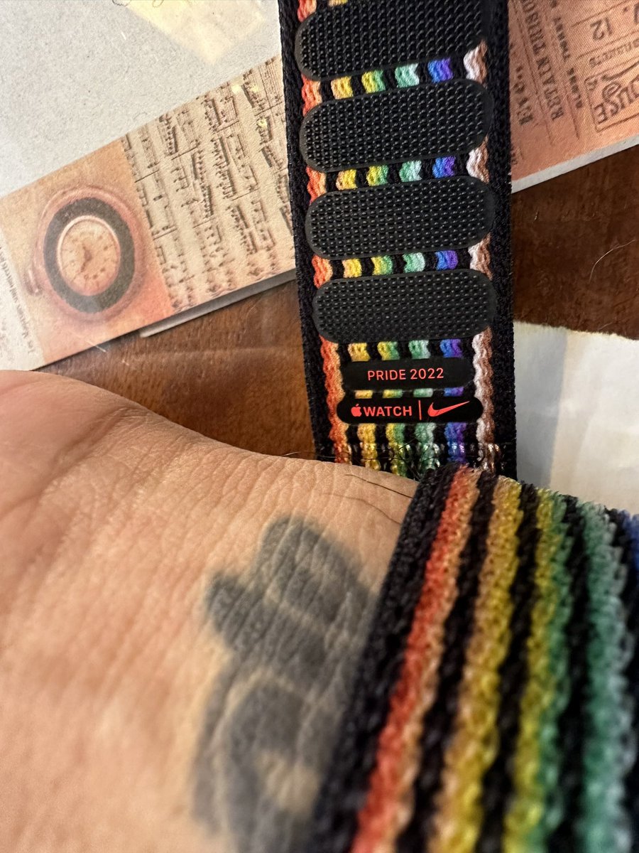 tat_guy12's tweet photo. Loving my new Apple Watch band. #nikepride https://t.co/Mv31gNup3k