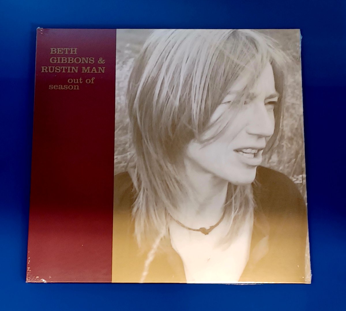ChameleonABZ's tweet image. A cold crisp day heralds the arrival of winter. @realbethgibbons &amp;amp; Rustin Man&apos;s Out Of Season conjures the same kind of vibe. Taking its musical atmosphere from Paul Webb&apos;s time in Talk Talk, it comes highly recommended.

#bethgibbons #rustinman #talktalk #vinylrecords #aberdeen