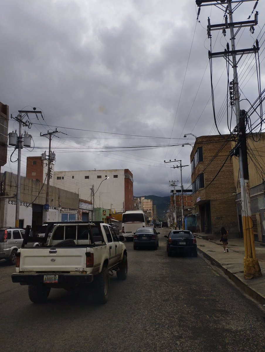 plc1_plc's tweet photo. #puertolacruz así está el tiempo en Puerto la Cruz , vista desde la calle Buenos Aires hacia la parte alta de la ciudad 7:38am 

#Anzoátegui #oriente https://t.co/EBEuJxv8jf