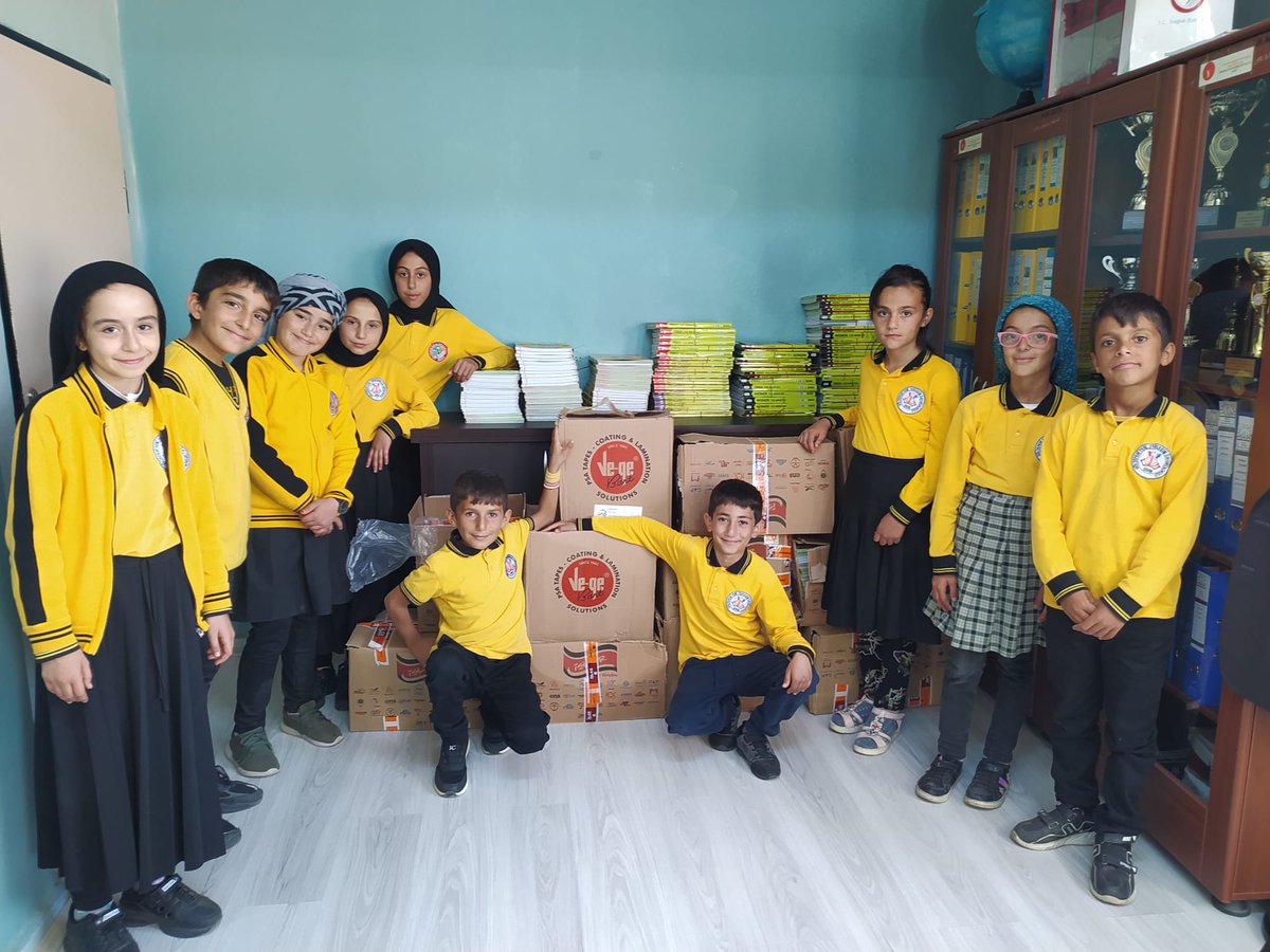 Goltepesiyeniy1's tweet photo. Okulumuz öğrencileri için yaptıkları kirtasiye yardımlarından ötürü Hayırsever İş adamı,Bingöl Eski Milletvekili ve Anadolu Dayanışma ve Kalkınma Vakfı Başkanı, Sayın "Hüsamettin KORKUTATA" Bey'e katkılarından ötürü şükranlarımızı sunuyoruz.@hkorkutata @yusuf_tokus @halukcakan12 https://t.co/lDHOkhOELA