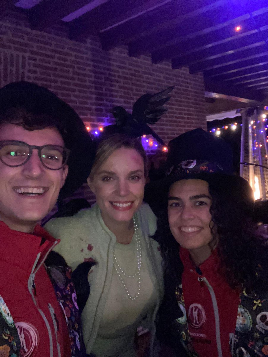 AKarikatu's tweet photo. Gracias a @alexdelaIglesia y @acapipola por volver a confiar una vez más en nosotros. Fue una noche de Halloween de verdadera película donde, como siempre, nos hacéis sentir como en casa.

🧟‍♀️🧛‍♀️🧙‍♀️🎃🕷️ https://t.co/DFhr3itSj4