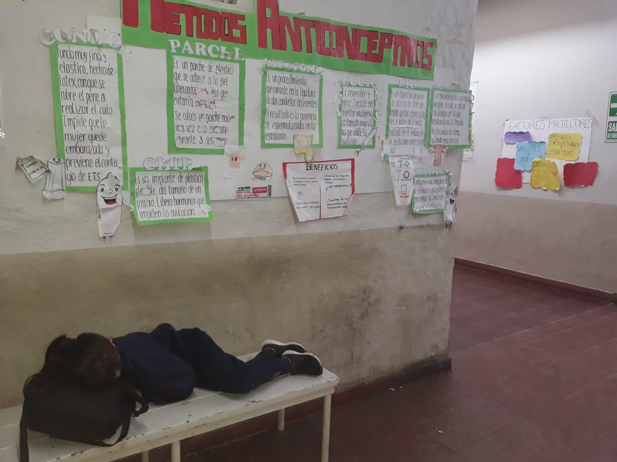 Una nena duerme en los pasillos de la <a href="/UNSEoficial/">UNSE</a> esperando a su mamá para ir al colegio.”Y pensé... algunos estudiantes se sacrifican y sacrifican a los suyos con la esperanza de un futuro próspero. Me devolvió un poco la fe” escribió la profe Amanda Anriquez en su red social.