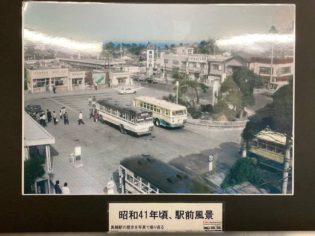 tkhskh's tweet photo. 真鶴駅開業100年。100年前のが駅舎が立派。
昭和41年（56年前）から駅前もほぼ変わっていません。 https://t.co/rjl2xLuzxg
