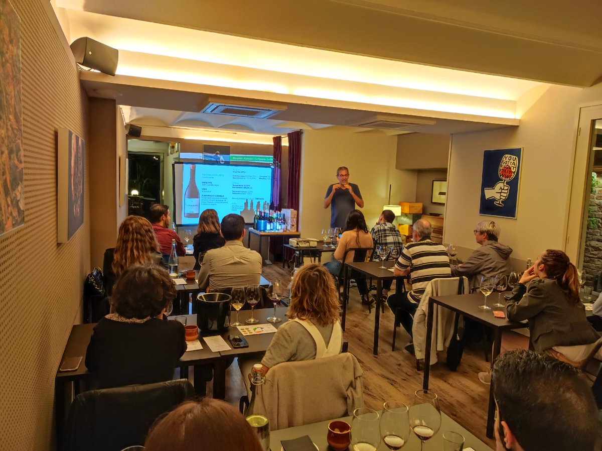 El mes de novembre <a href="/cellereltros/">El Tros</a> el dedica als #VinsMontsant Dimarts va arrencar el cicle amb un tast guiat per conèixer de prop com són els nostres vins. I dijous dia 10 podreu tornar a gaudir dels #VinsMontsant en maridatge amb els pastissos de formatge de Jon Cake