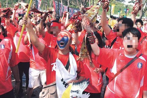 JiniChannel's tweet photo. #Itaewon Un mundial particular. 
La Asociación Surcoreana de Fútbol anunció que cancelará los planes para convocar concentraciones callejeras para alentar, durante la próxima Copa Mundial de la FIFA, por respeto a la reciente tragedia en Seúl.⬇️ https://t.co/AxCW8u9v9x