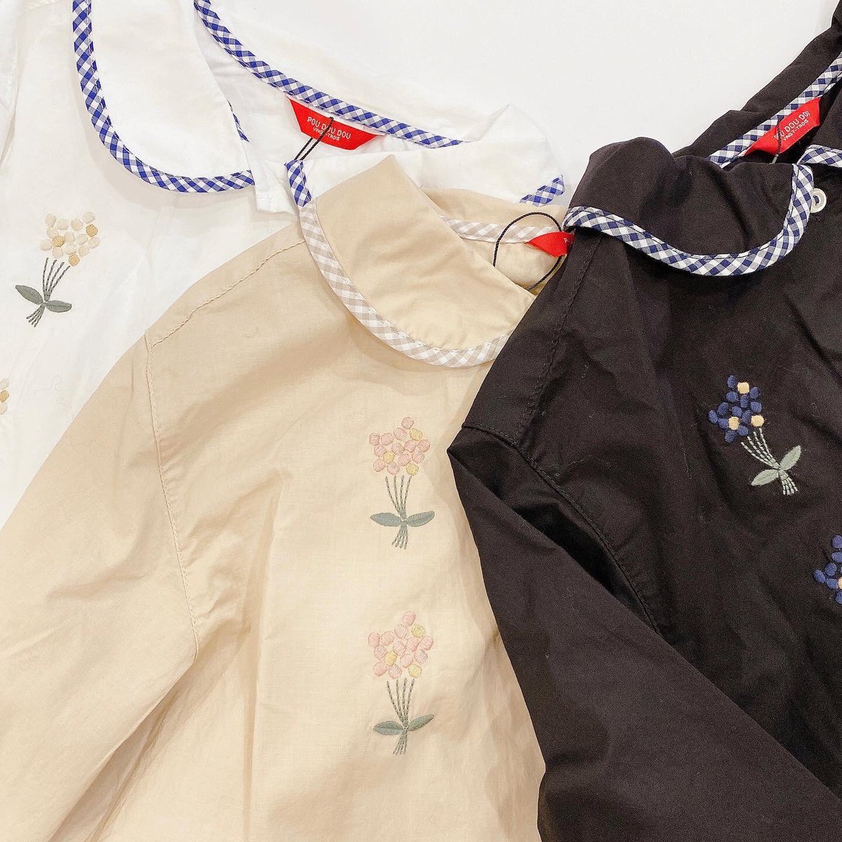 LisuLuLu's tweet photo. 𝓃ℯ𝓌 ˚‧ 𓆸
#poudoudou blouse🪡 ◌
POUDOUDOUより
冬の新作が続々と
入荷しております🧺𓂃 𓈒𓏸
こちらはお花の刺繍と
ギンガムチェックが
ポイントの襟付きブラウス🌼 *
フロントに丁寧に施された
ブーケ刺繍は
お色に合わせたカラー展開 𖧷
丸襟がきちんと感もありつつ
可愛らしい印象に♡ https://t.co/YICZsJfiUU