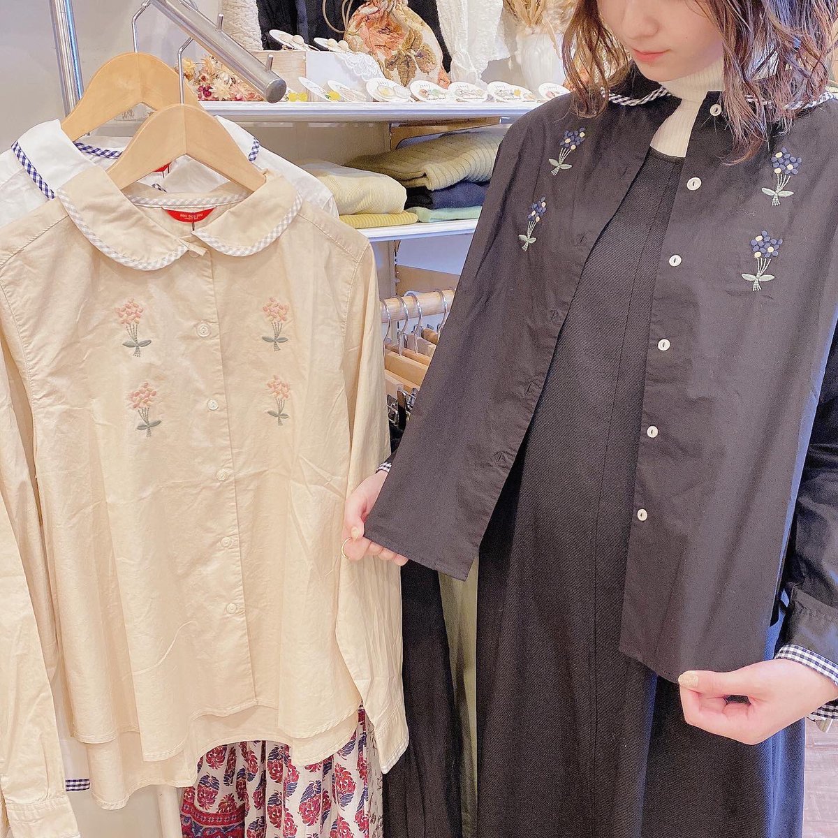LisuLuLu's tweet photo. 𝓃ℯ𝓌 ˚‧ 𓆸
#poudoudou blouse🪡 ◌
POUDOUDOUより
冬の新作が続々と
入荷しております🧺𓂃 𓈒𓏸
こちらはお花の刺繍と
ギンガムチェックが
ポイントの襟付きブラウス🌼 *
フロントに丁寧に施された
ブーケ刺繍は
お色に合わせたカラー展開 𖧷
丸襟がきちんと感もありつつ
可愛らしい印象に♡ https://t.co/YICZsJfiUU