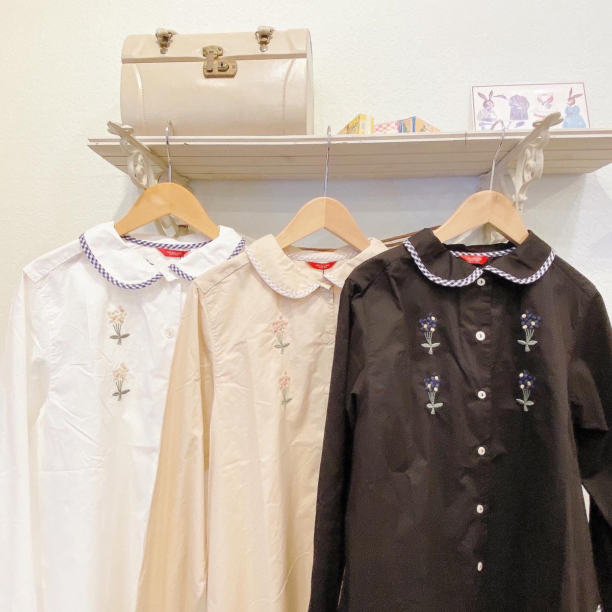 LisuLuLu's tweet photo. 𝓃ℯ𝓌 ˚‧ 𓆸
#poudoudou blouse🪡 ◌
POUDOUDOUより
冬の新作が続々と
入荷しております🧺𓂃 𓈒𓏸
こちらはお花の刺繍と
ギンガムチェックが
ポイントの襟付きブラウス🌼 *
フロントに丁寧に施された
ブーケ刺繍は
お色に合わせたカラー展開 𖧷
丸襟がきちんと感もありつつ
可愛らしい印象に♡ https://t.co/YICZsJfiUU