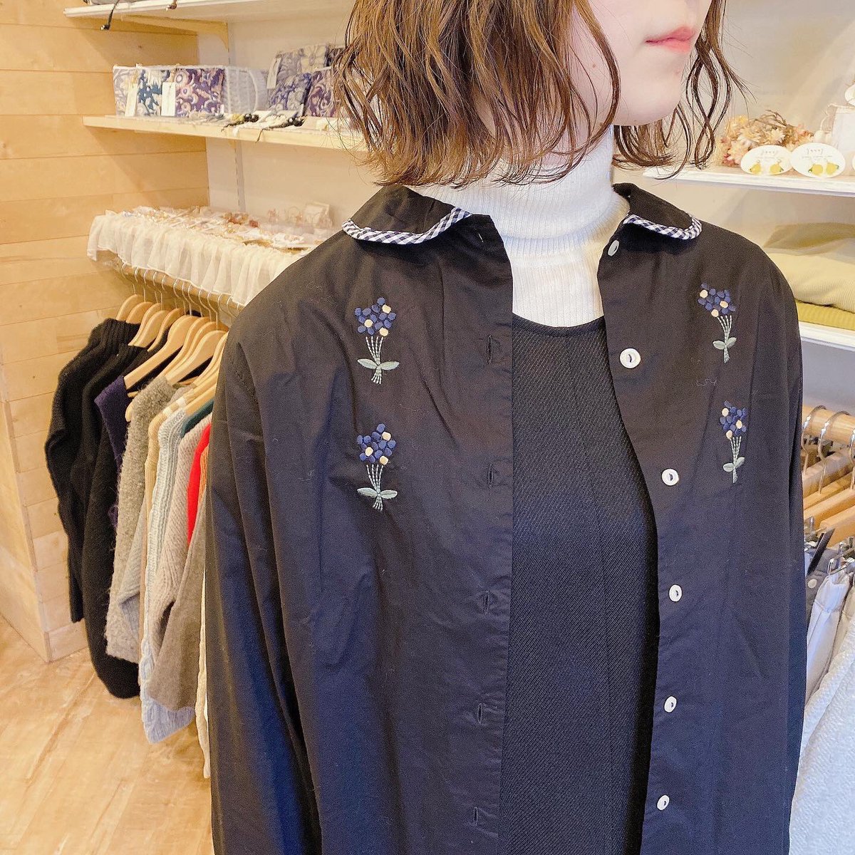 LisuLuLu's tweet photo. 𝓃ℯ𝓌 ˚‧ 𓆸
#poudoudou blouse🪡 ◌
POUDOUDOUより
冬の新作が続々と
入荷しております🧺𓂃 𓈒𓏸
こちらはお花の刺繍と
ギンガムチェックが
ポイントの襟付きブラウス🌼 *
フロントに丁寧に施された
ブーケ刺繍は
お色に合わせたカラー展開 𖧷
丸襟がきちんと感もありつつ
可愛らしい印象に♡ https://t.co/YICZsJfiUU