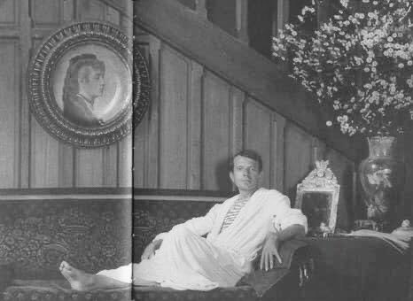 poetry_weekend's tweet image. 4 novembre suicide de #gillesdeleuze grand philosophe mais pas que. « Si tu ne saisis pas le petit grain de folie chez quelqu&apos;un, tu ne peux pas l&apos;aimer. Si tu ne saisis pas son point de démence, tu passes à côté. Le point de démence de quelqu&apos;un, c&apos;est la source de son charme. »